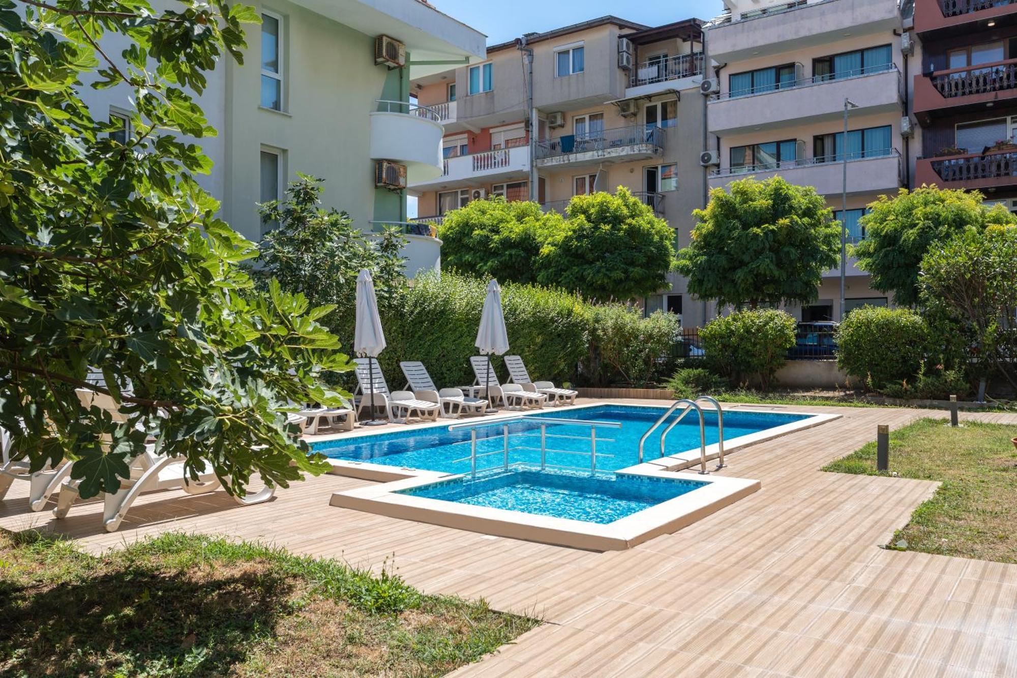 Hotel Milan Primorsko Ngoại thất bức ảnh