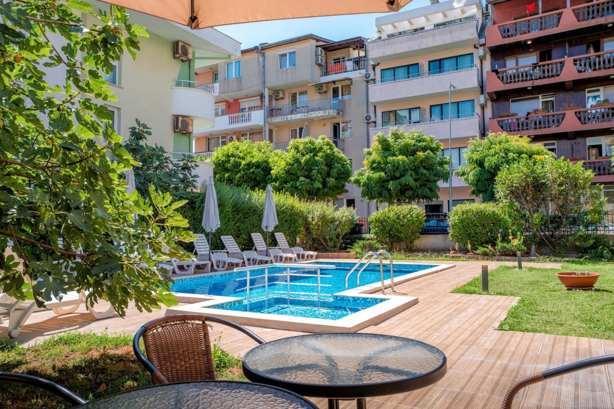 Hotel Milan Primorsko Ngoại thất bức ảnh