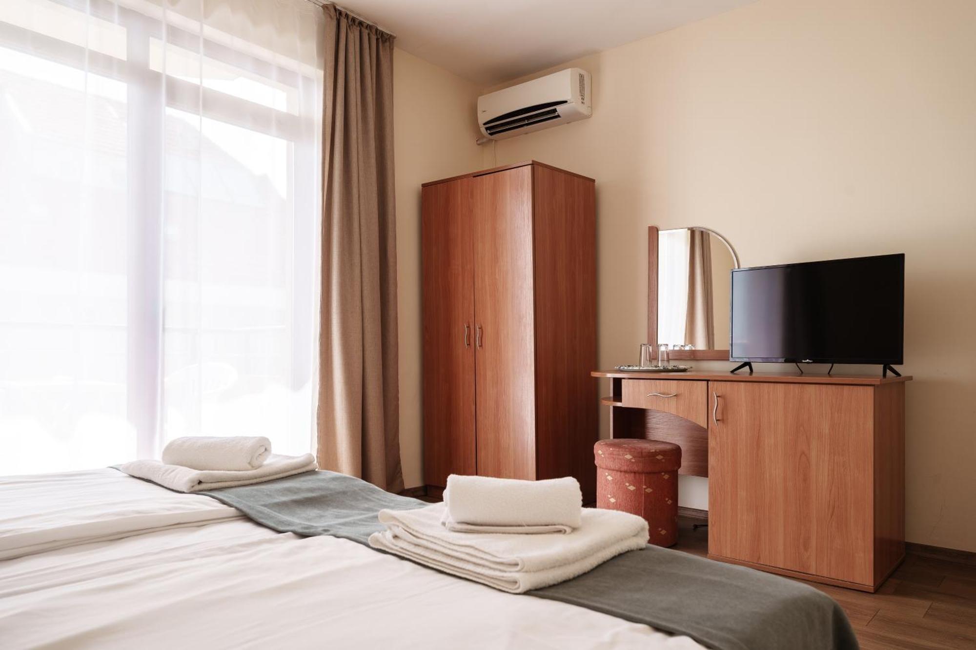Hotel Milan Primorsko Ngoại thất bức ảnh