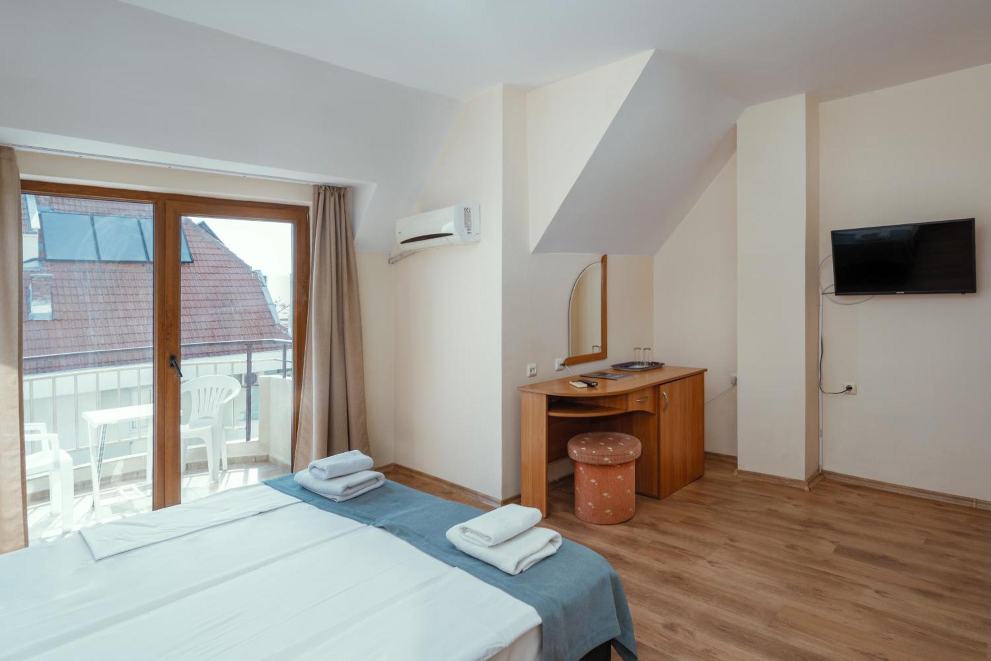 Hotel Milan Primorsko Ngoại thất bức ảnh