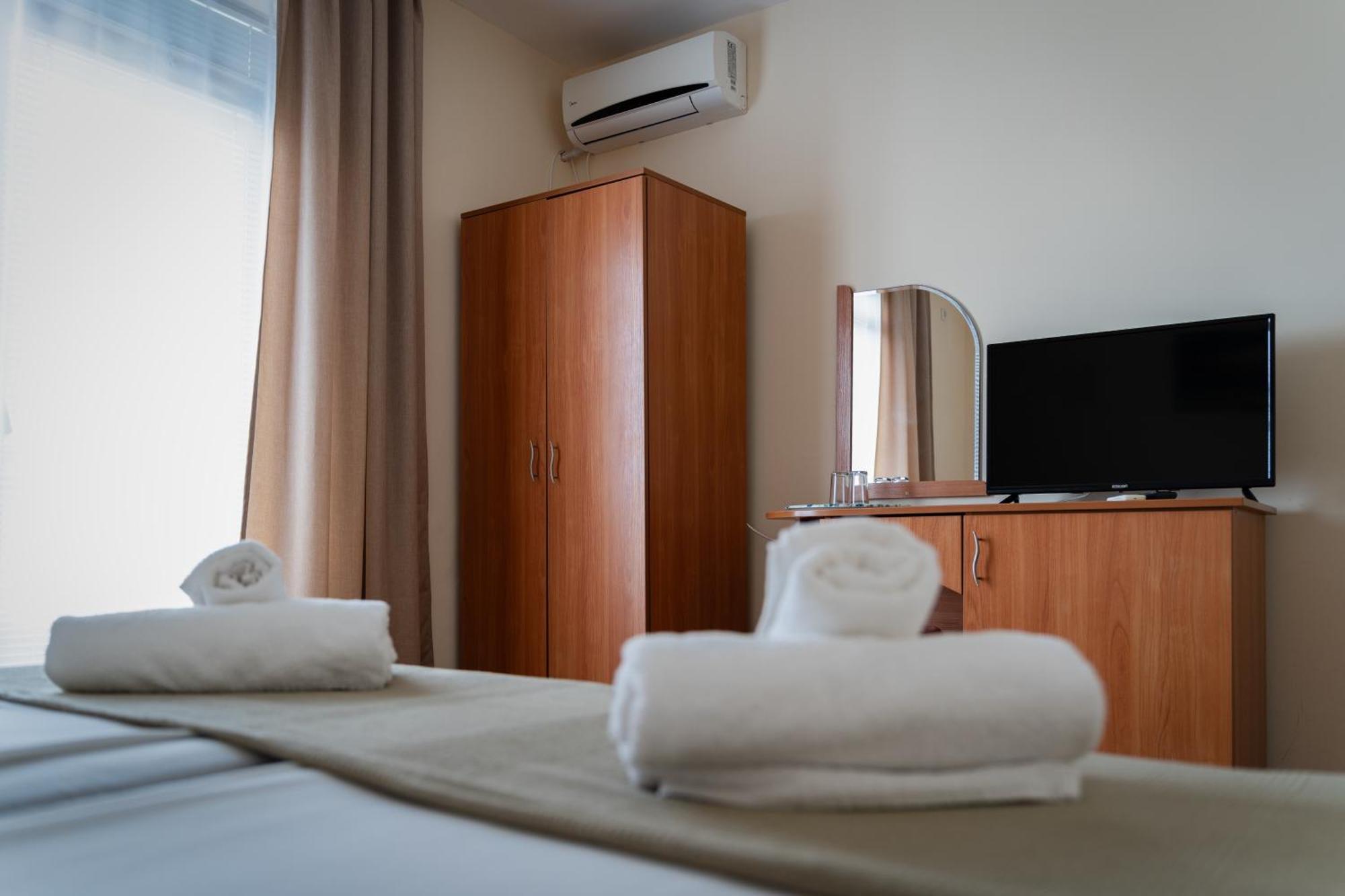 Hotel Milan Primorsko Ngoại thất bức ảnh