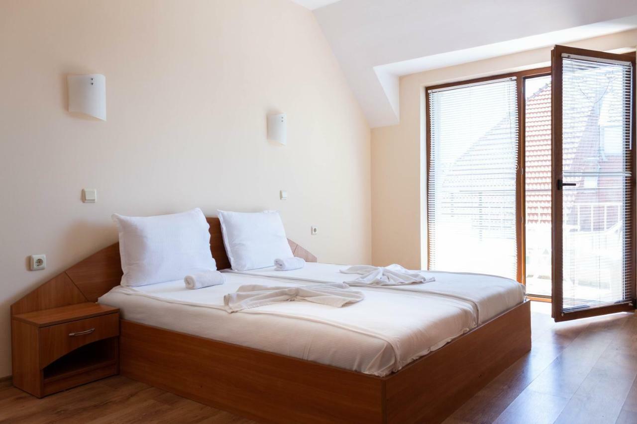 Hotel Milan Primorsko Ngoại thất bức ảnh