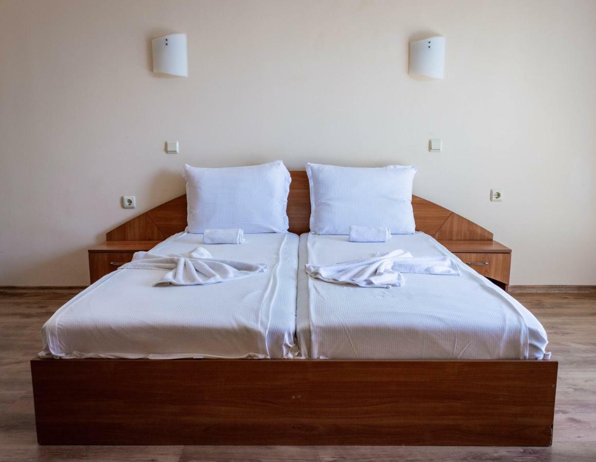 Hotel Milan Primorsko Ngoại thất bức ảnh